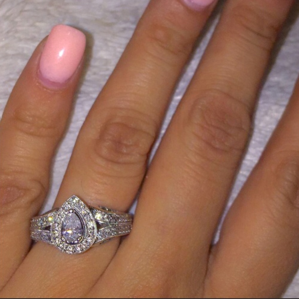 Pear Diamond halo engagement ring 💍